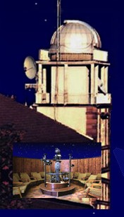 Sternwartenkuppel auf dem Turm des Gymnasiums Blücherstraße und das Planetarium mit dem Zeiss-Projektor